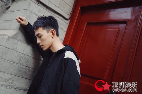 反差萌笑喷网友   肖大千的高冷人设彻底崩了