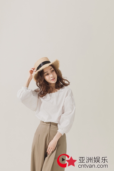 范玮琪写真大片曝光 知性优雅诠释不一样的浪漫