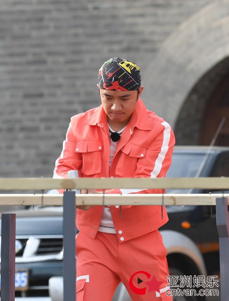 王祖蓝《奔跑吧》多重身份上线 百人拔旗尽显奔跑精神