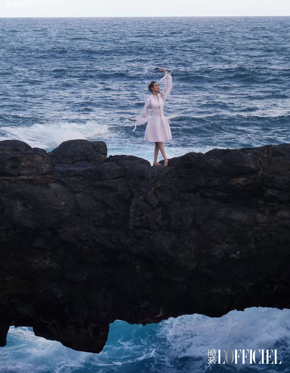李沁《时装》悬崖封面大片曝光踏浪起舞白裙飘逸