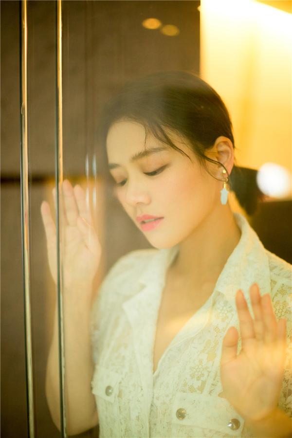 马思纯最新写真曝光清新甜美文艺感十足