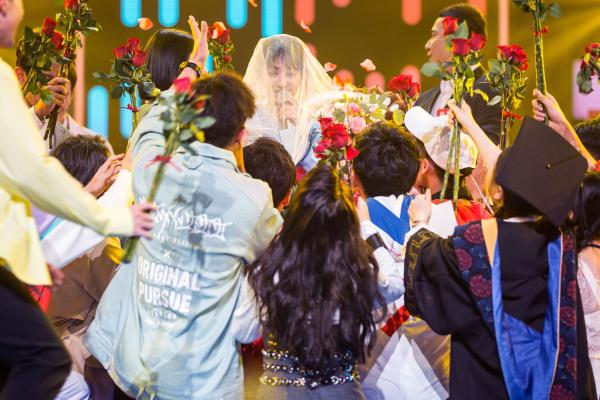 美到犯规！蔡依林短发御姐造型登封面香肩小露示范高级性感撩人