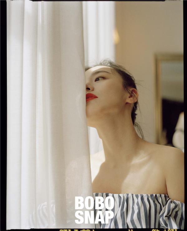 马思纯最新时尚大片曝光锁骨配红唇神秘撩人