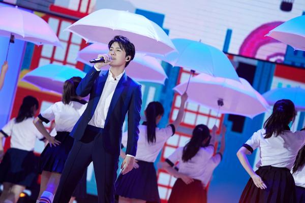 吴克群亮相大影节闭幕典礼献唱《为你写诗》嗨翻全场