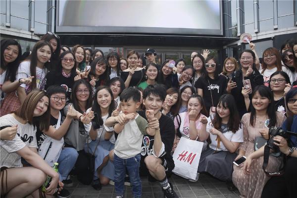 大张伟化身小白马现身街头“阳光抱抱”温暖传递爱的力量