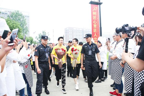 《猛虫过江》全国路演笑出新东方小沈阳潘斌龙提刀来“贱”