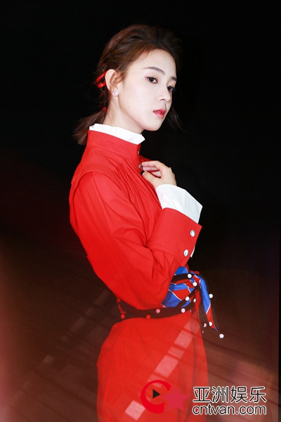 陈瑶红色连体裤又帅又俏 “心机”girl美味之旅即将上演