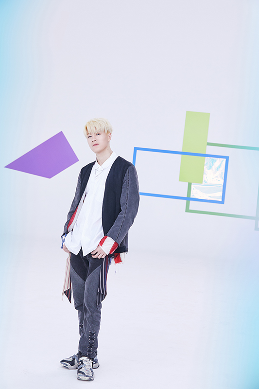 Jacob张朋《奇幻世界LoveNight》MV公开“未来Boy”表达自由态度