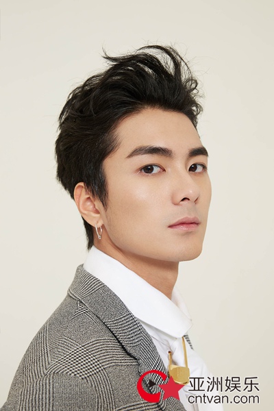 演员邓竞时尚大片潮范儿十足 尽显青春风范