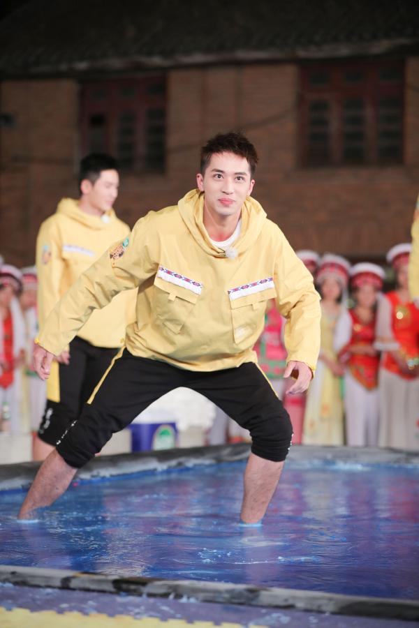 许魏洲《高能少年团》变“番茄炒蛋”被本命年支配红袜抢眼