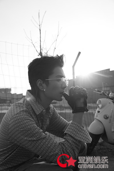 新锐演员邓竞曝光写真 质感十足展现少年魅力