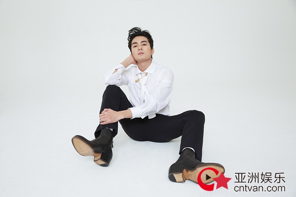 演员邓竞时尚大片潮范儿十足 尽显青春风范