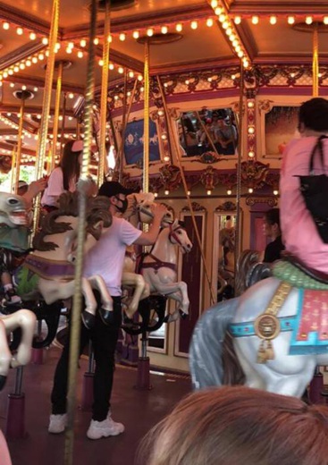 网友偶遇黄晓明baby一家 带小海绵现身迪士尼！