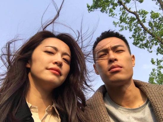 姚晨杨祐宁剧组晒自拍照 戏里情侣戏外搞怪