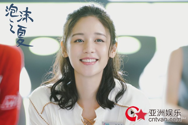 演完《泡沫之夏》搭档黄轩拍广告，网友预言袁子芸会成下一个郭碧婷！