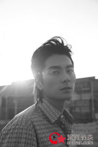 新锐演员邓竞曝光写真 质感十足展现少年魅力