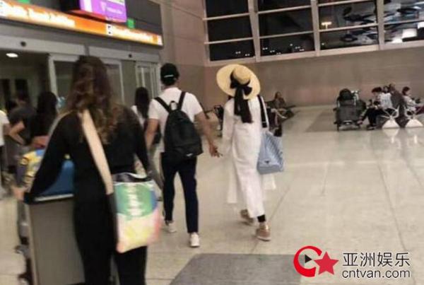 张馨予再晒牵手照 小蛮腰太抢镜了！