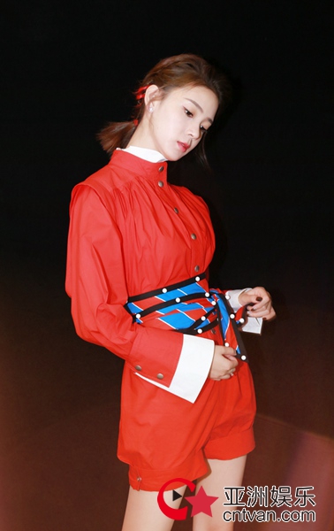 陈瑶红色连体裤又帅又俏 “心机”girl美味之旅即将上演