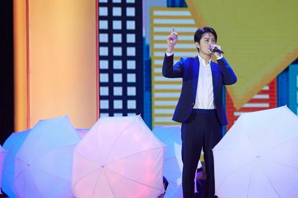 吴克群亮相大影节闭幕典礼献唱《为你写诗》嗨翻全场