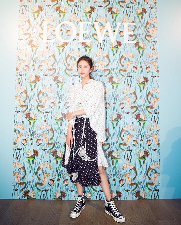 周雨彤亮相品牌活动黑白波点简约范