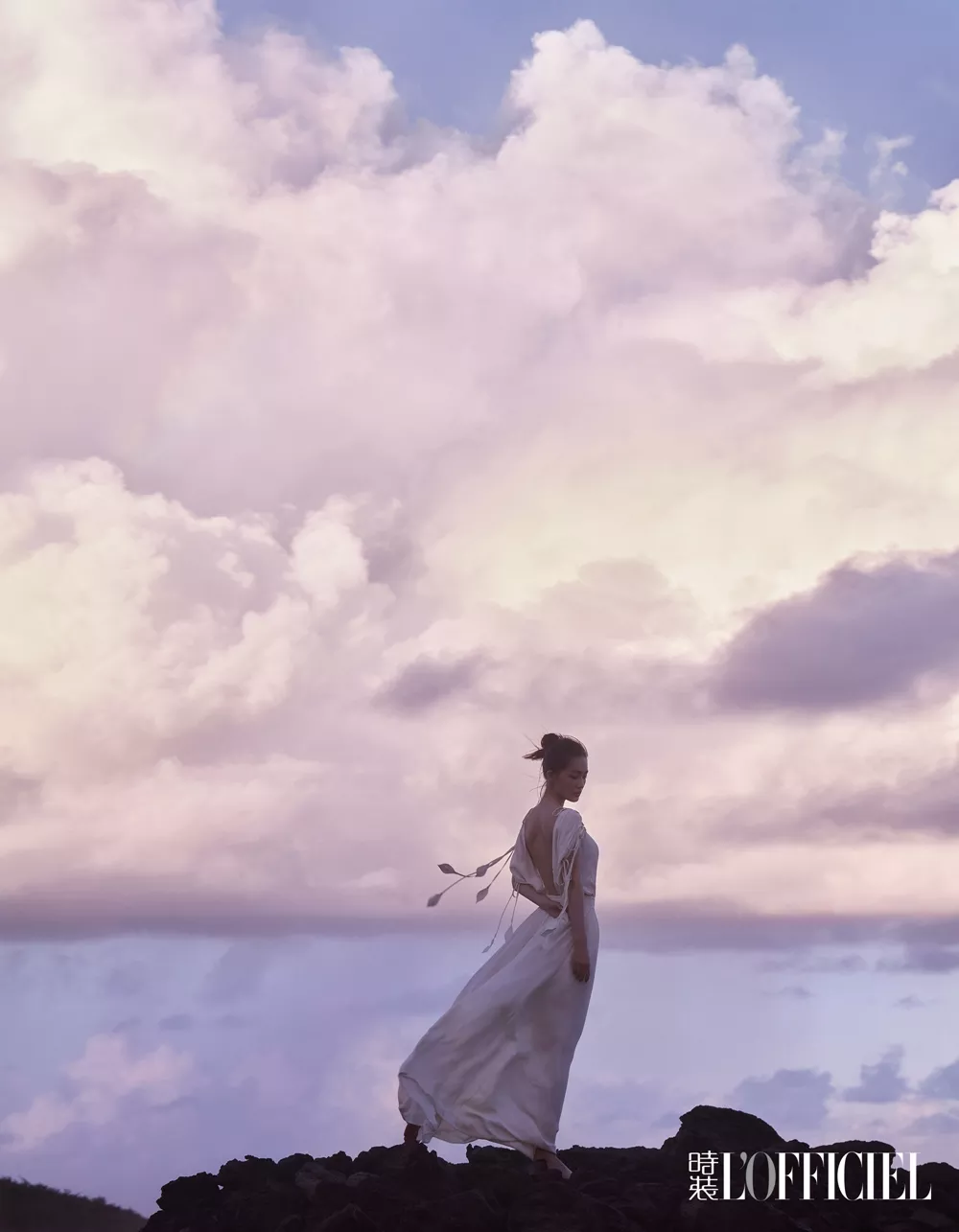 李沁《时装》悬崖封面大片曝光踏浪起舞白裙飘逸