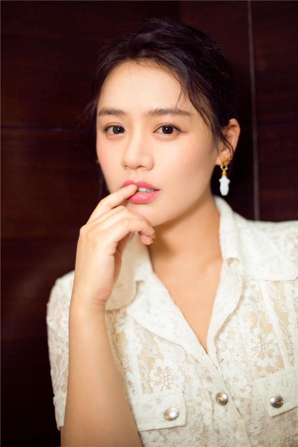 马思纯最新写真曝光清新甜美文艺感十足