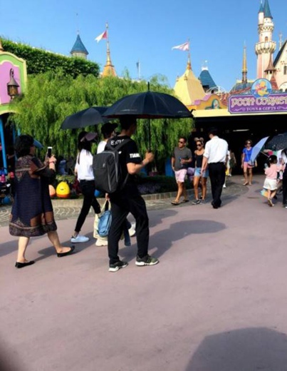 网友偶遇黄晓明baby一家 带小海绵现身迪士尼！