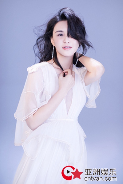 莫小奇写真曝光 一身白裙温柔大气