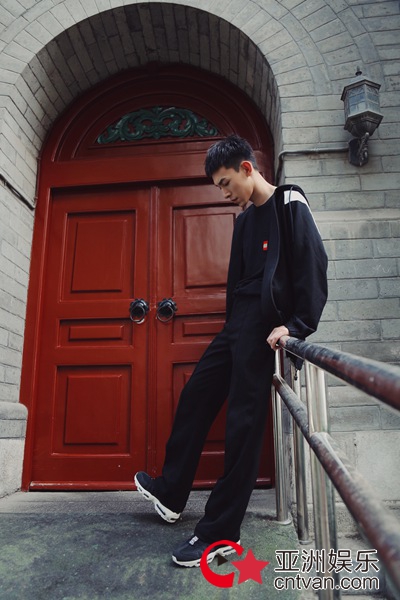 反差萌笑喷网友   肖大千的高冷人设彻底崩了