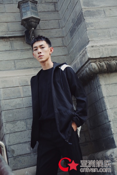 反差萌笑喷网友   肖大千的高冷人设彻底崩了