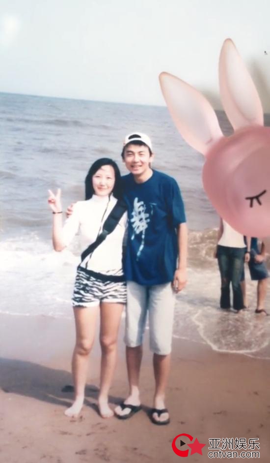 雷佳音16岁旧照 网友：怀里搂的那位女士是谁啊？