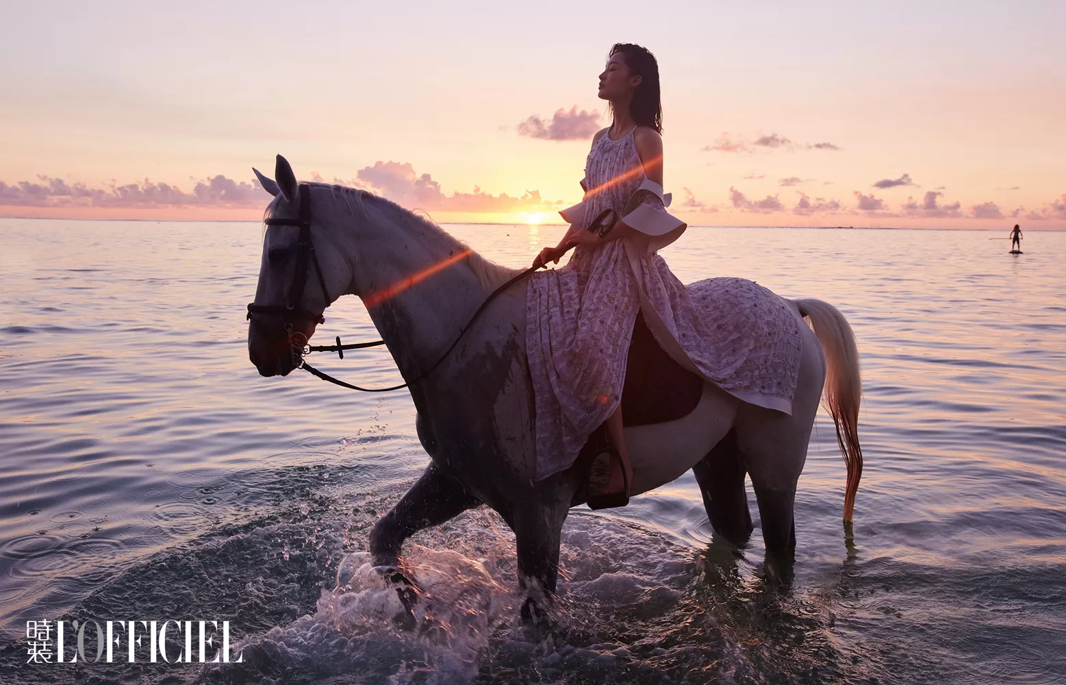 李沁《时装》悬崖封面大片曝光踏浪起舞白裙飘逸