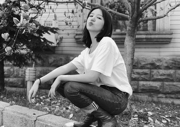 王思潺晒照片 拍照方式调皮搞怪