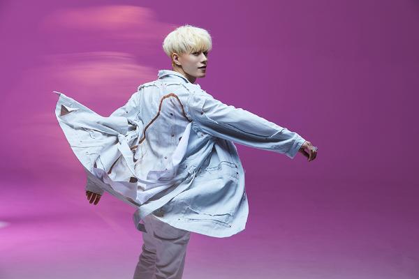 Jacob张朋《奇幻世界LoveNight》MV公开“未来Boy”表达自由态度