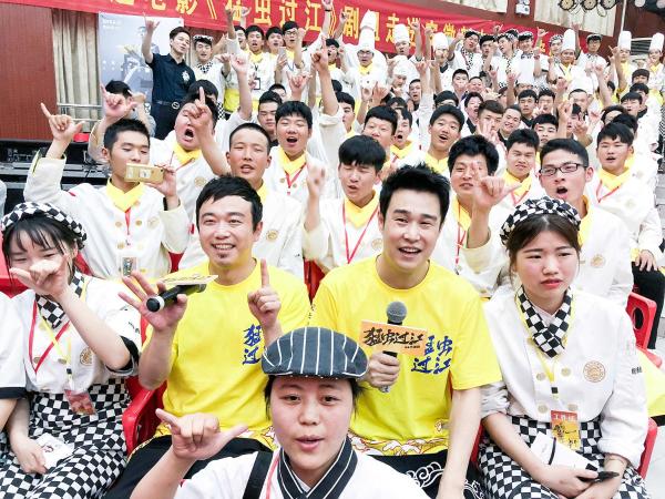 《猛虫过江》全国路演笑出新东方小沈阳潘斌龙提刀来“贱”