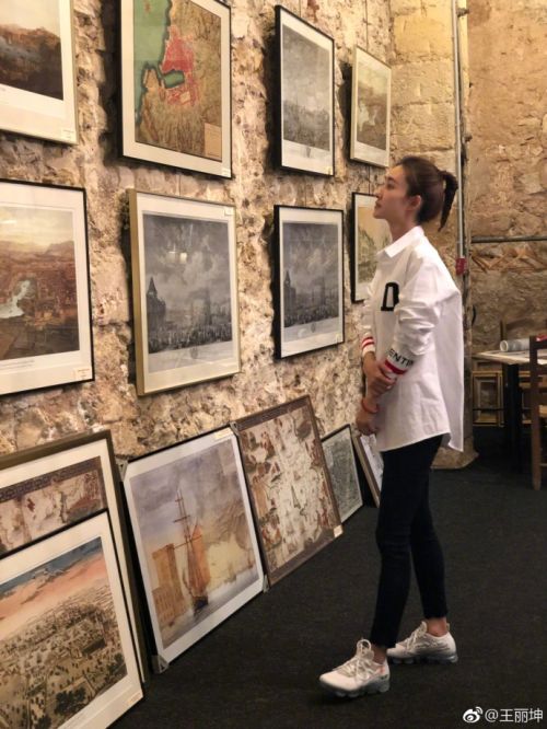 王丽坤晒看书美照 抿嘴甜笑显青春活力