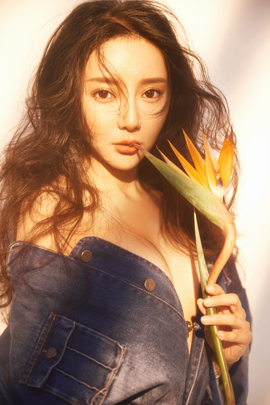 王馨瑶自然风写真小麦肤色诠释不一样的性感