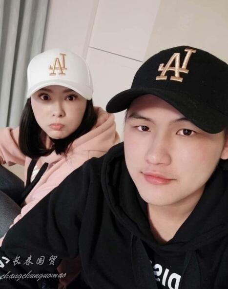 萧淑慎与小15岁老公自拍合影曝光