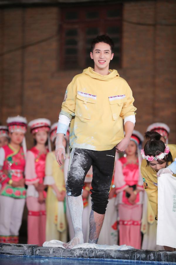 许魏洲《高能少年团》变“番茄炒蛋”被本命年支配红袜抢眼