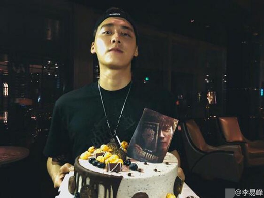 李易峰凌晨发文 晒自拍照庆31岁生日！