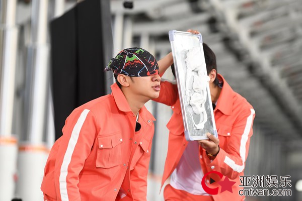 王祖蓝《奔跑吧》多重身份上线 百人拔旗尽显奔跑精神