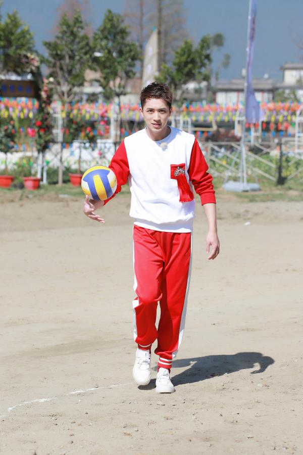 许魏洲《高能少年团》变“番茄炒蛋”被本命年支配红袜抢眼