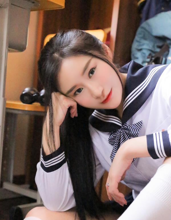 晶女郎韩昕怡学生制服拍写真回眸一笑清纯撩人