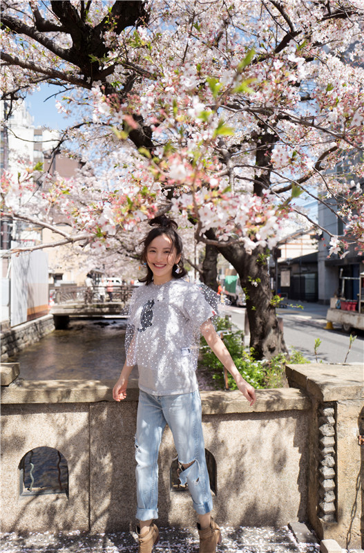 肖雨雨曝唯美樱花写真少女气满满成最美风景