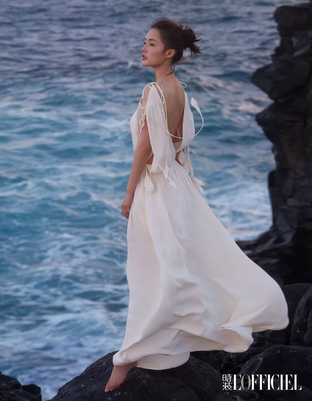 李沁《时装》悬崖封面大片曝光踏浪起舞白裙飘逸