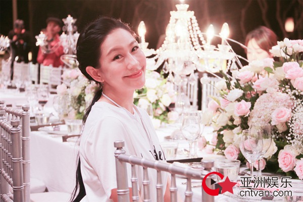 将“心爱的姑娘”送上红毯 兰玉现身付辛博颖儿婚礼现场感动落泪