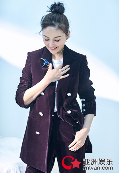 戴娇倩曝质感西服写真 甜美丸子头靓出新高度