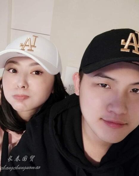 萧淑慎与小15岁老公自拍合影曝光