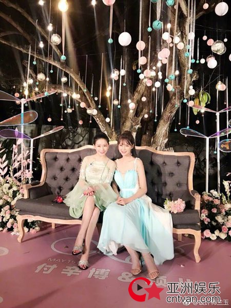 将“心爱的姑娘”送上红毯 兰玉现身付辛博颖儿婚礼现场感动落泪