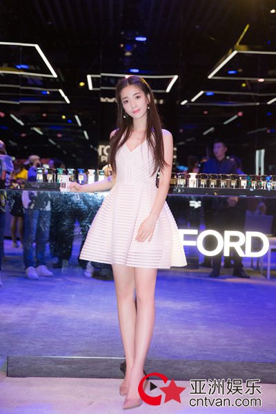 新晋演员马梦唯优雅现身TOM FORD品牌展，演技不俗未来可期